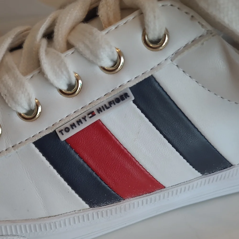 Tommy Hilfiger Lightz Low Top Lace Up Sneaker Red & Navy Stripes Smooth Upper